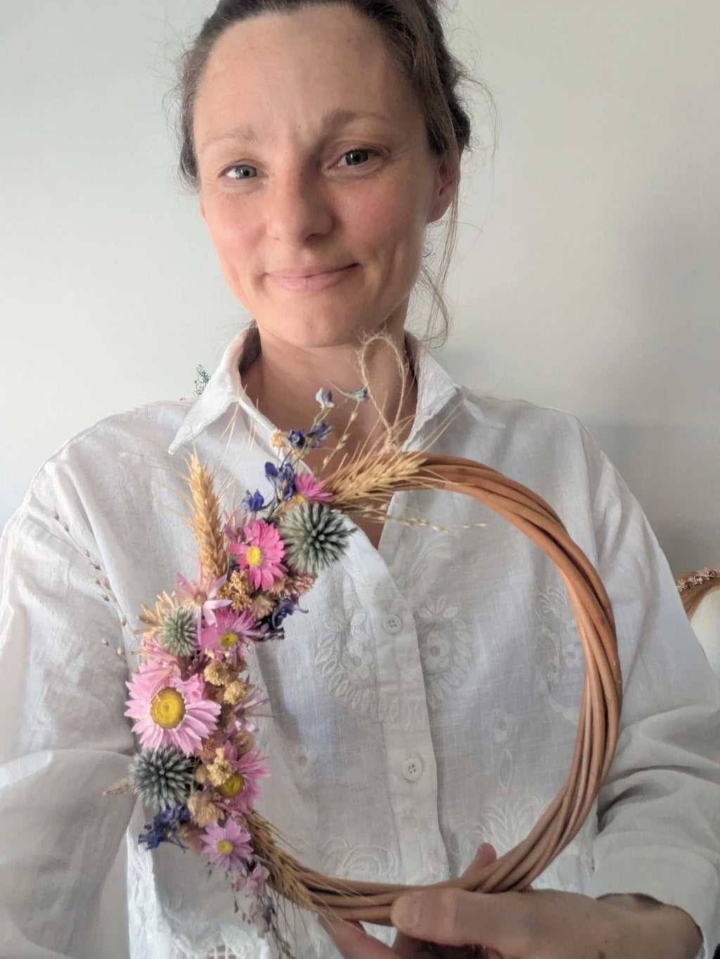 Aurélie présente la couronne en fleurs séchées bio créée pour le kit Signature Les Pensées de Lily en collaboration avec Terralya.