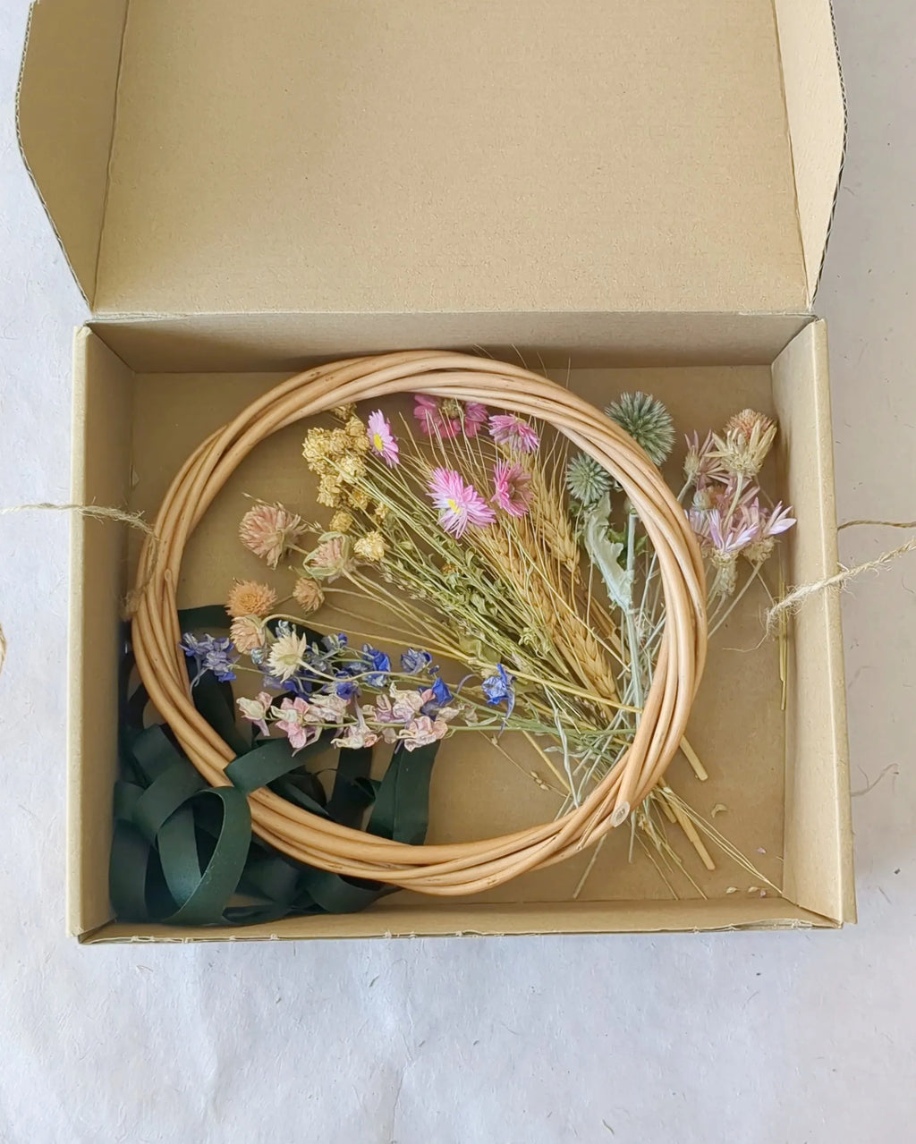 Contenu du kit DIY couronne fleurs séchées Signature Les Pensées de Lily avec cercle en osier, fleurs séchées bio et floratape.