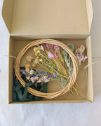 Contenu du kit DIY couronne fleurs séchées Signature Les Pensées de Lily avec cercle en osier, fleurs séchées bio et floratape.