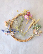 Kit couronne fleurs séchées avant montage avec cercle en osier artisanal et assortiment de fleurs séchées bio Terralya.