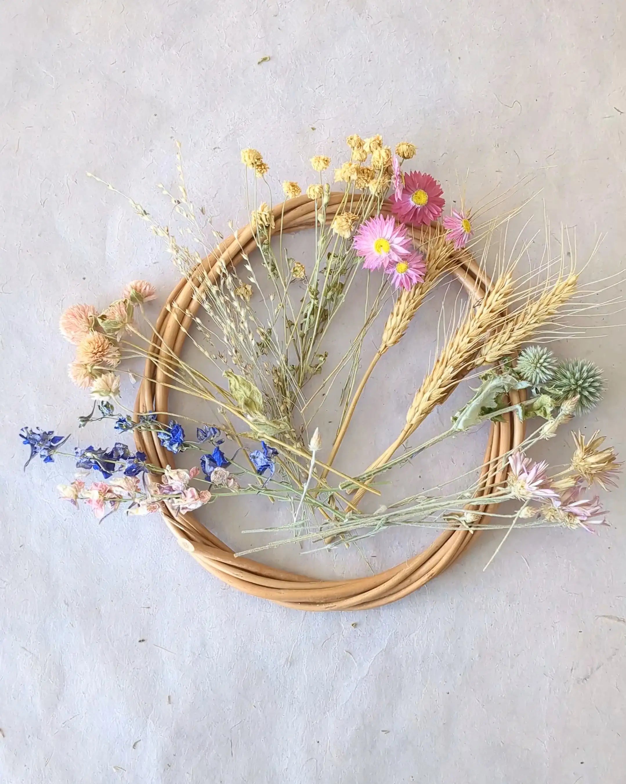 Kit couronne fleurs séchées avant montage avec cercle en osier artisanal et assortiment de fleurs séchées bio Terralya.