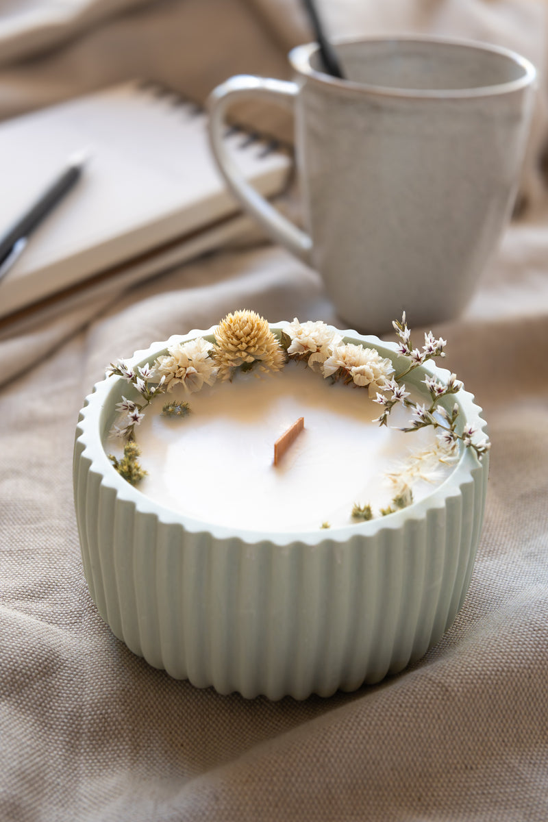 bougie décorée de fleurs séchées blanches