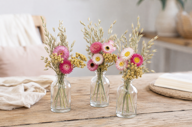 Trio de mini-vases avec fleurs séchées d’acroclinium rose, avoine et lona jaune.