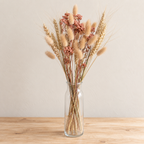 Achillée terracotta, blé barbu et lagurus séchés mélangés naturellement dans un vase en verre