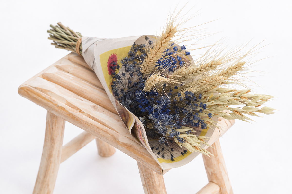 Botte composée d’ammi bleu, de blé et d’avoine séchés emballée dans du papier réemployé