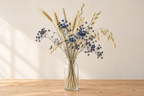 Ammi bleu, blé et avoine séchés disposés naturellement dans un vase clair