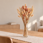 Botte composée d’achillée terracotta, de blé et de lagurus dans un vase au sein d’un salon lumineux