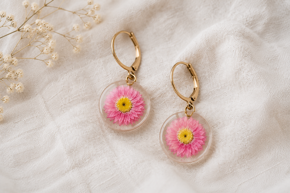 Bijoux délicats en résine ornés de petites fleurs séchées