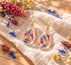 Boucles d’oreilles en résine avec pétales de fleurs séchées du kit Pastel champêtre Terralya