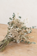 Bouquet de fleurs séchées composé d’achillée blanche, d’avoine naturelle, de statice blanc et d’eucalyptus, cultivés et séchés à la ferme florale bio Terralya dans le Gers.