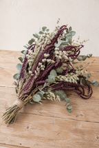 Bouquet de fleurs séchées bio composé d'amarante pourpre, avoine, statice blanc et eucalyptus.