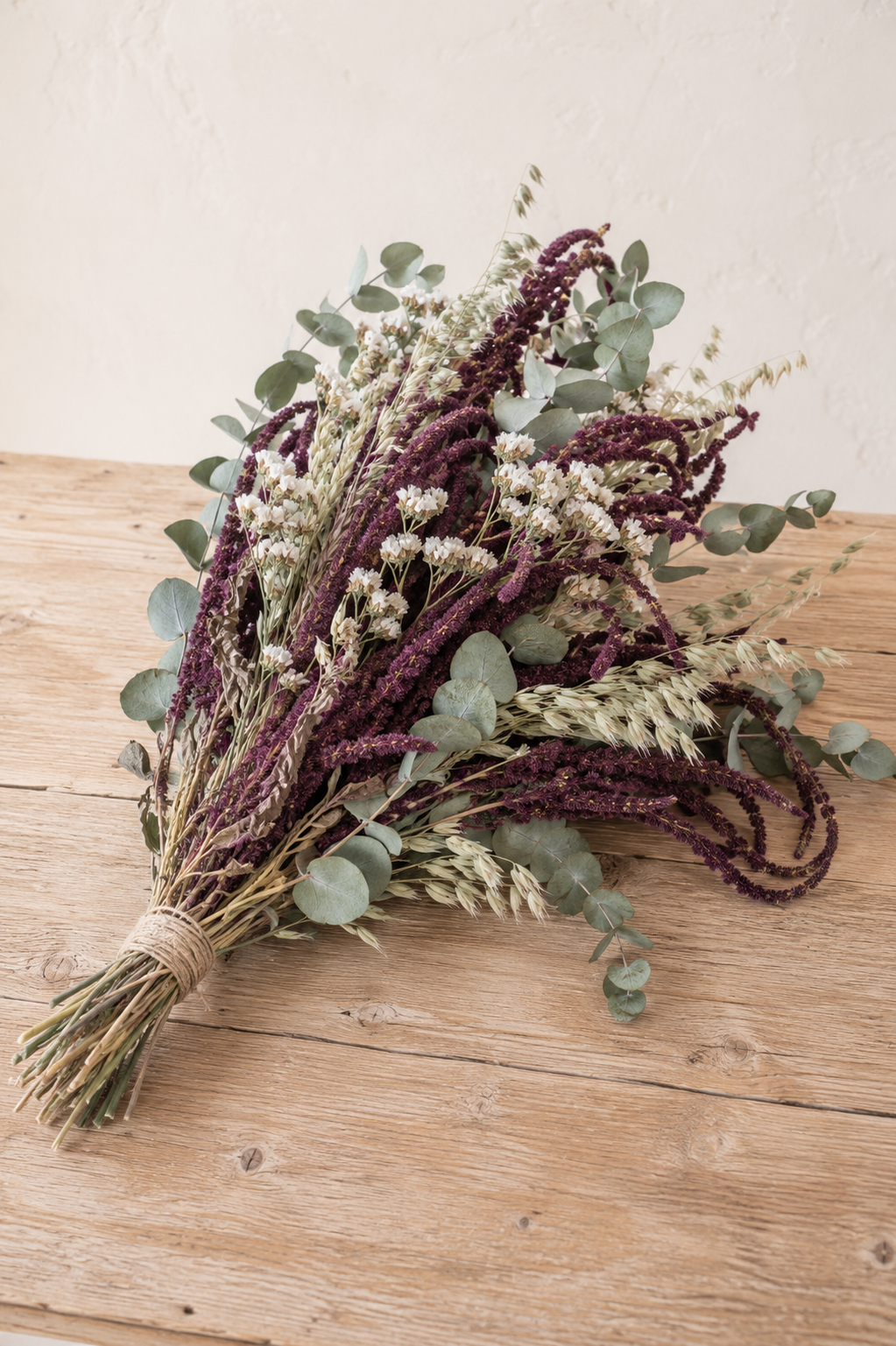 Bouquet de fleurs séchées bio composé d'amarante pourpre, avoine, statice blanc et eucalyptus.
