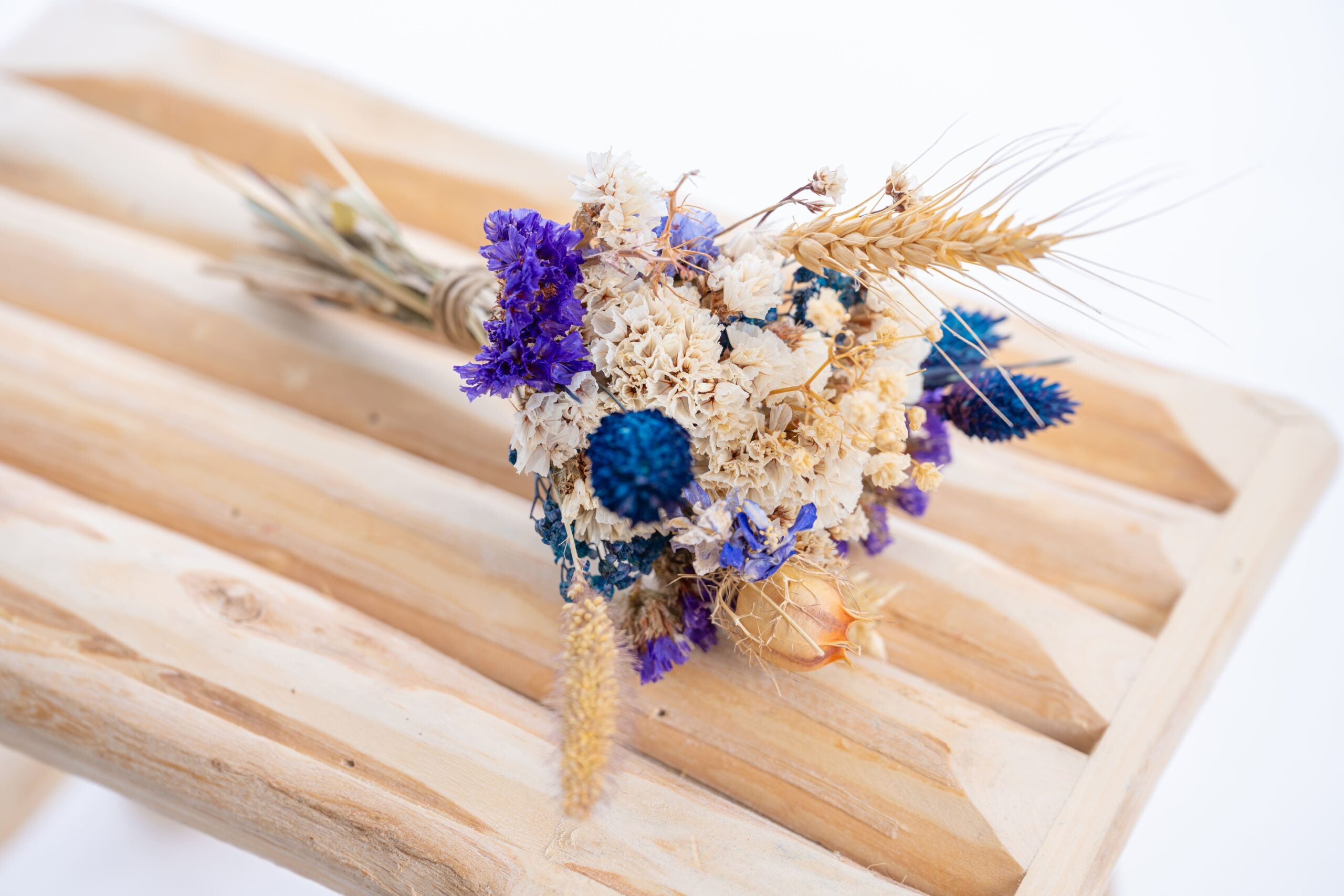 Petit bouquet de fleurs séchées tons bleus composé artisanalement à la ferme