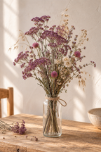 Bouquet champêtre de fleurs séchées avec achillée violette, dans un vase en verre en décoration naturelle – Terralya