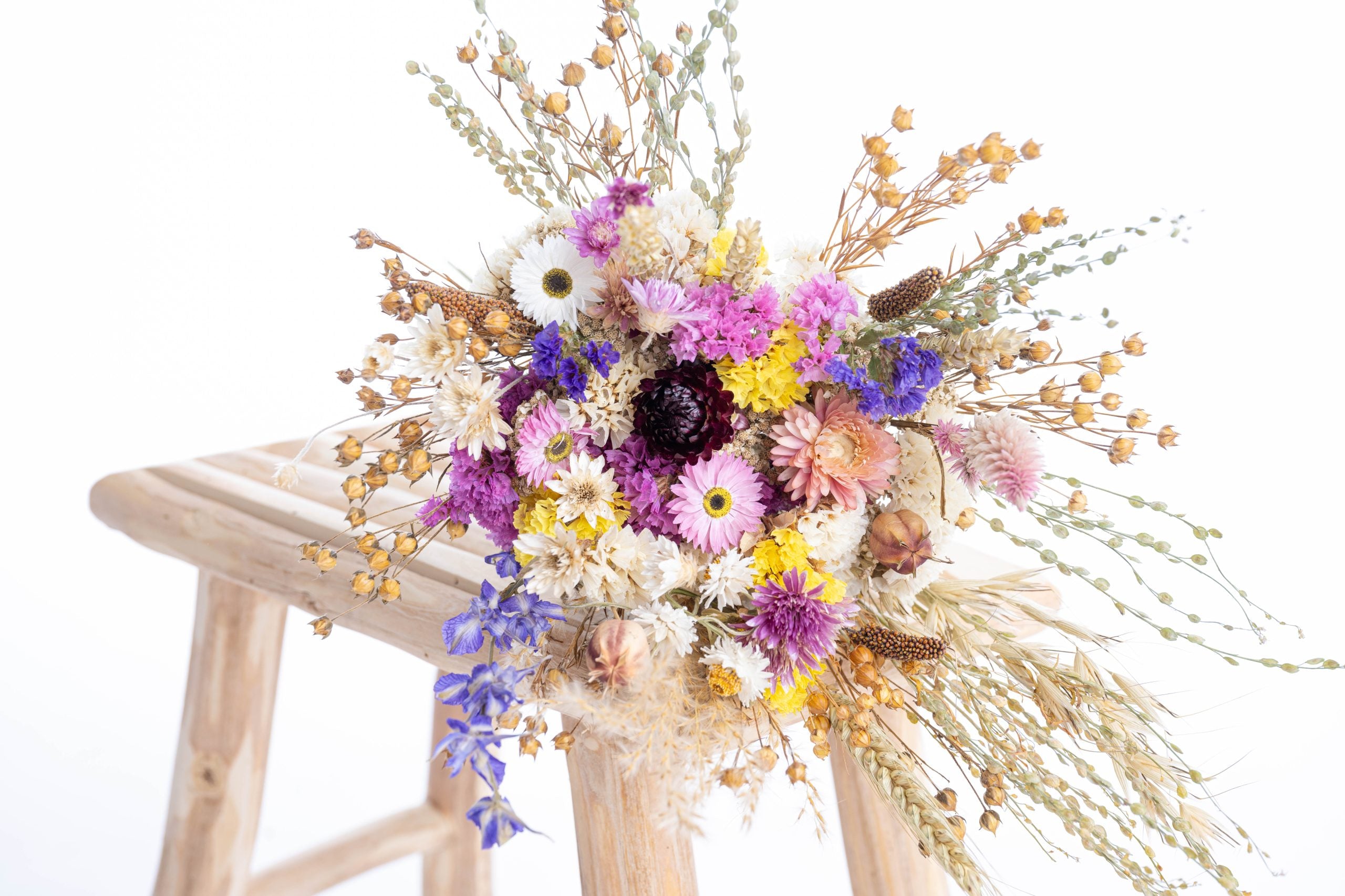 Fleurs séchées colorées en bouquet artisanal