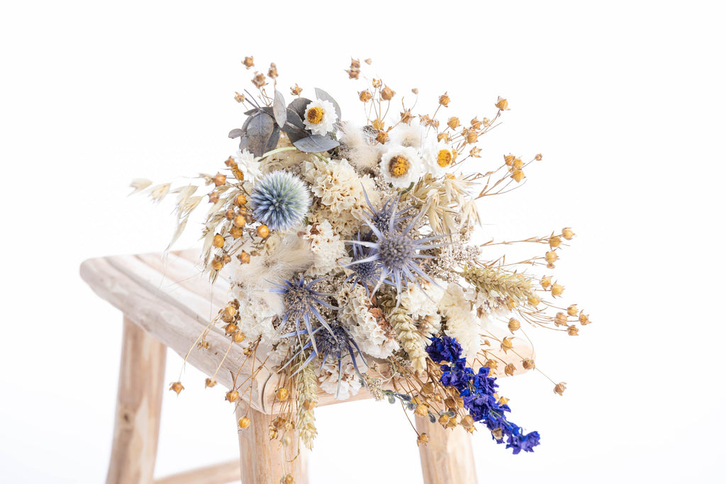 Bouquet artisanal de fleurs séchées bleues