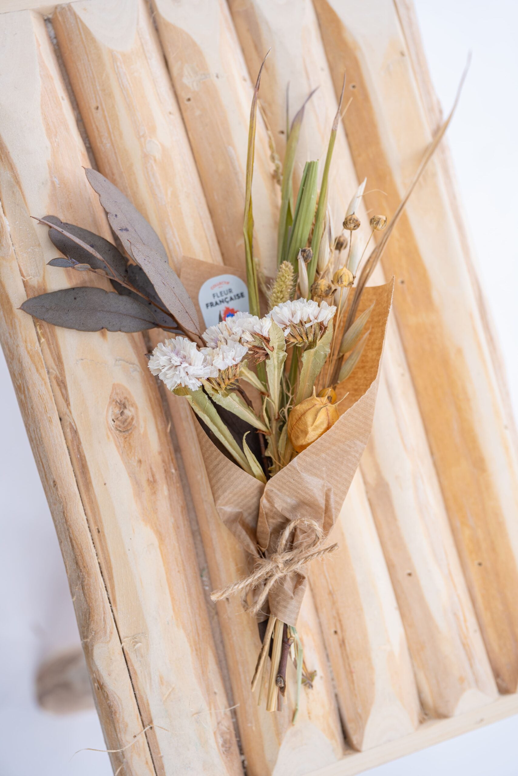Mini bouquet de fleurs séchées tons nature composé artisanalement à la ferme