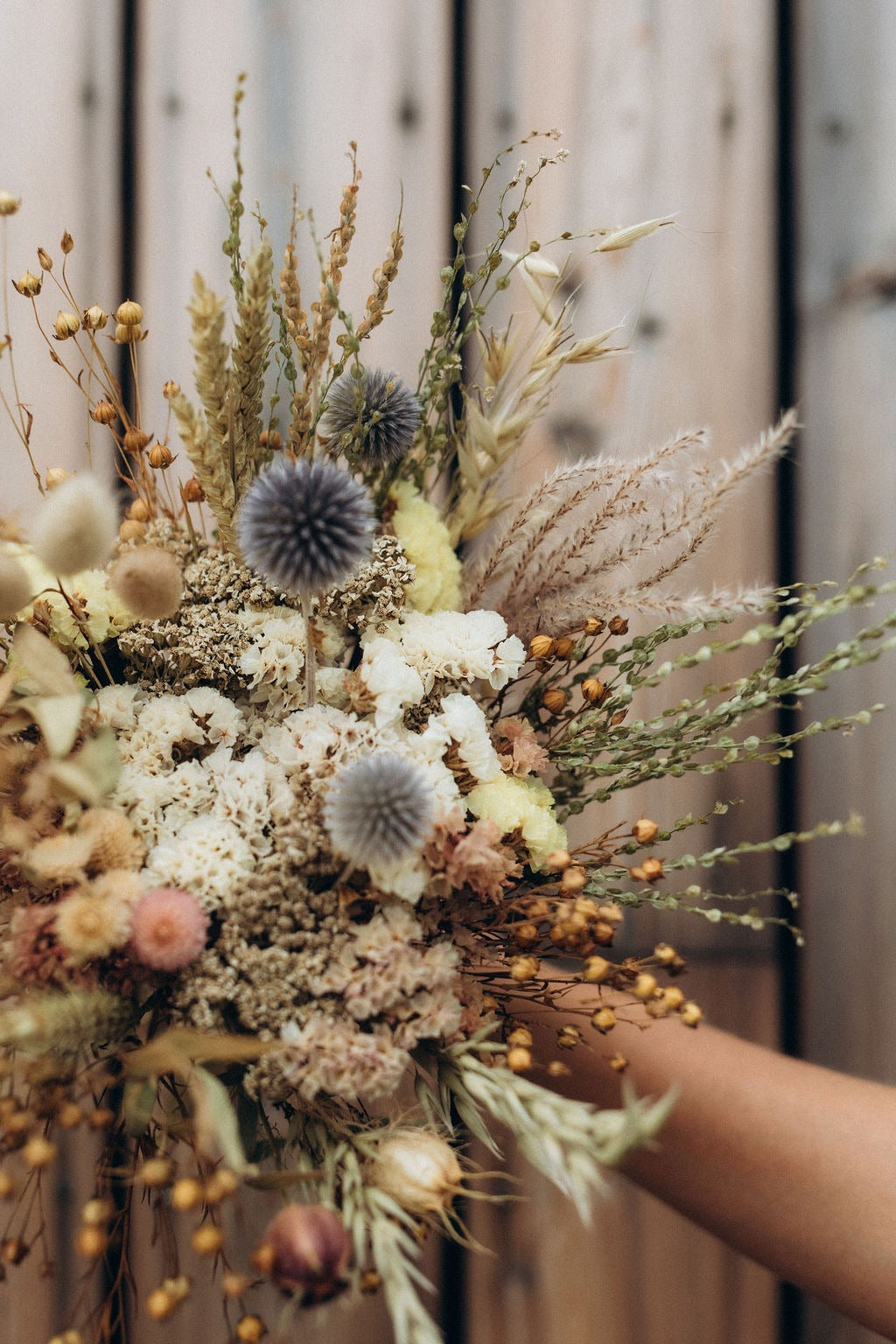 Bouquet sur mesure composé de fleurs séchées naturelles aux couleurs douces, réalisé artisanalement