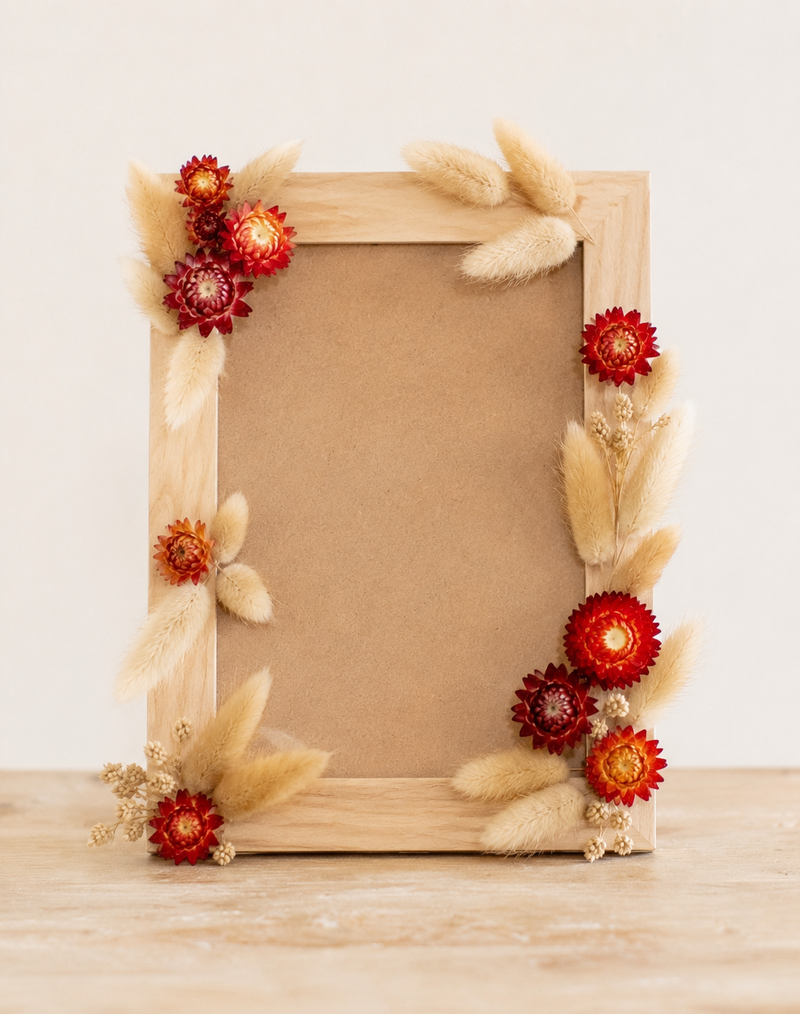 Cadre en bois décoré de fleurs séchées avec immortelles rouges et lagurus naturels, création DIY réalisée avec des fleurs françaises.