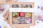 Coffret de têtes de fleurs séchées multicolores Terralya, fermé avec son bandeau, présentant neuf compartiments de fleurs françaises bio.