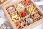Gros plan sur les fleurs séchées du coffret Terralya Tons terracotta, avec échinops cuivré, phalaris rosé, avoine naturelle et végétaux aux nuances beige et terracotta.