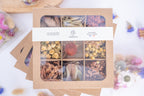 Coffret Terralya de têtes de fleurs séchées françaises bio aux tons terracotta, présenté fermé avec son bandeau et ses neuf compartiments visibles.