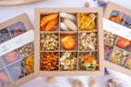 Gros plan sur les neuf compartiments du coffret Terralya Tons orangés, avec fleurs séchées orange, lagurus naturels, physalis et capsules de lin pour les loisirs créatifs.