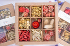 Coffret Tons rouges Terralya ouvert, présentant neuf compartiments de têtes de fleurs séchées avec immortelles rouges, lin, lagurus et avoine naturelle.