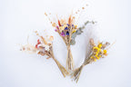 Vue d’ensemble de trois petits bouquets de fleurs séchées réalisés artisanalement