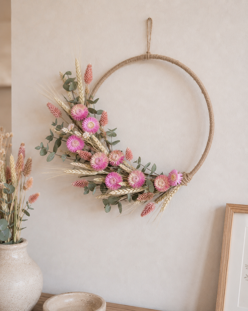 Couronne de fleurs séchées avec acroclinium rose, blé, eucalyptus et célosie Flamingo.