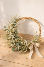 Couronne en osier décorée d'avoine séchée, statice blanc et eucalyptus, idéale pour une décoration de mariage bohème ou une décoration murale naturelle.