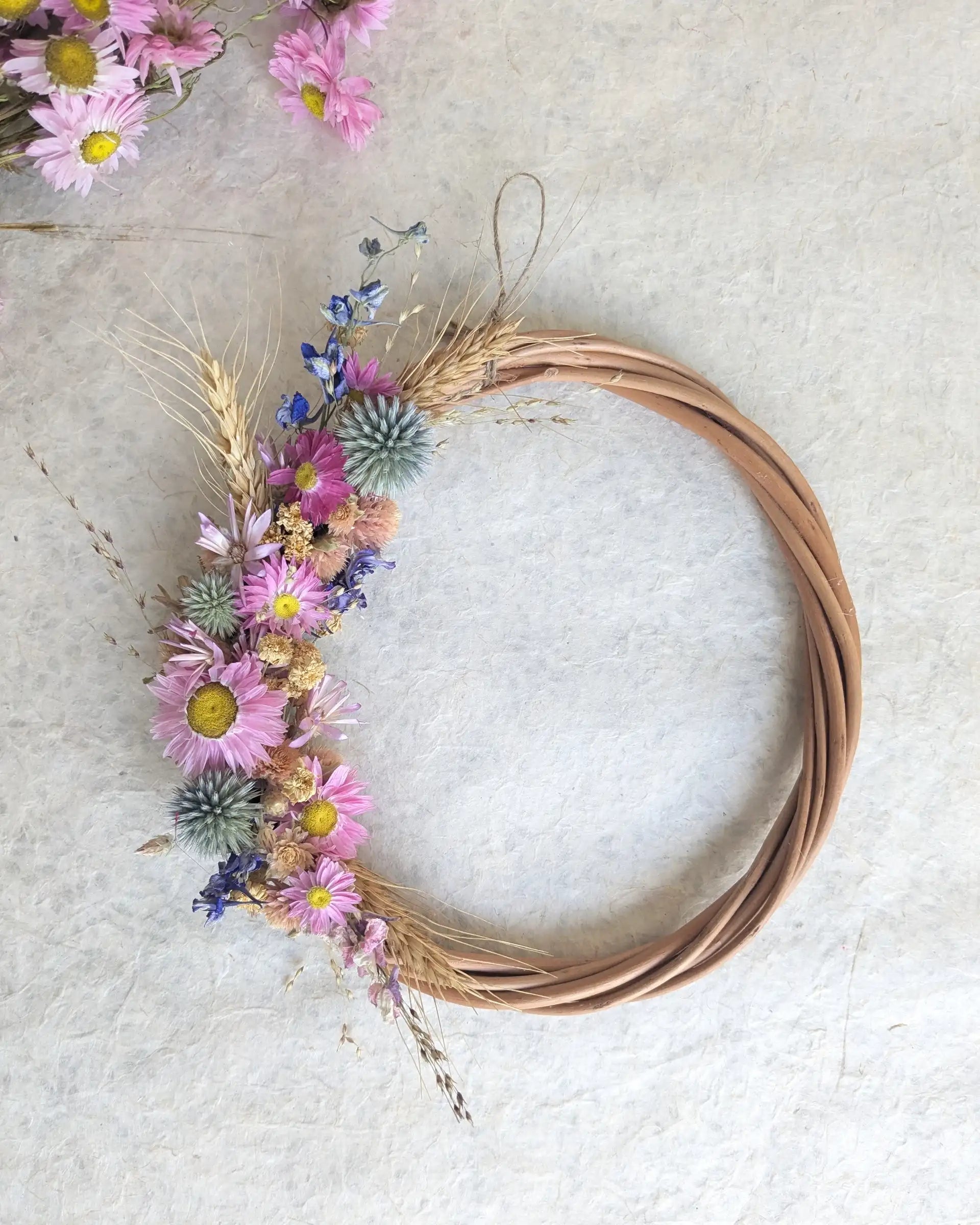 Couronne en fleurs séchées bio réalisée avec le kit Signature Les Pensées de Lily sur cercle en osier artisanal de 20 cm.
