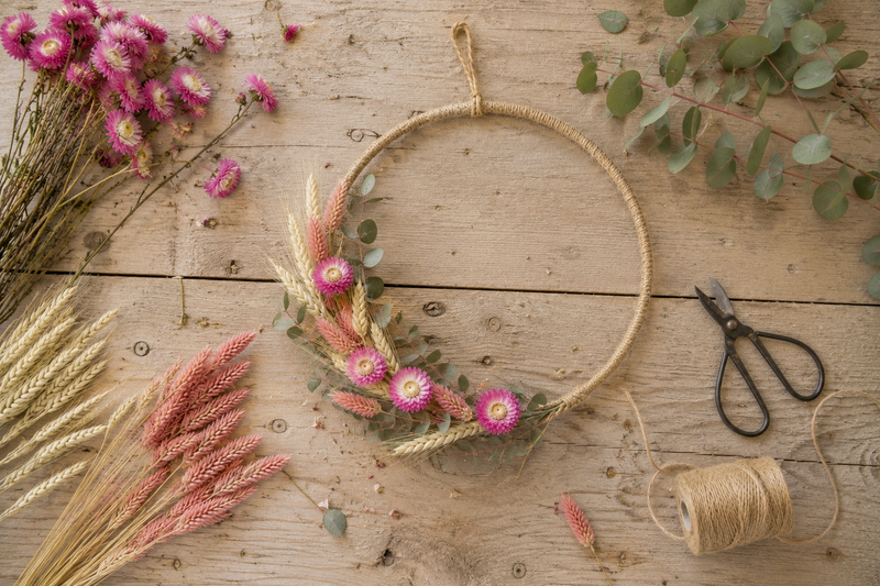 Création DIY d’une couronne avec acroclinium rose, blé, eucalyptus et célosie Flamingo.
Titre : Une couronne fleurie à créer