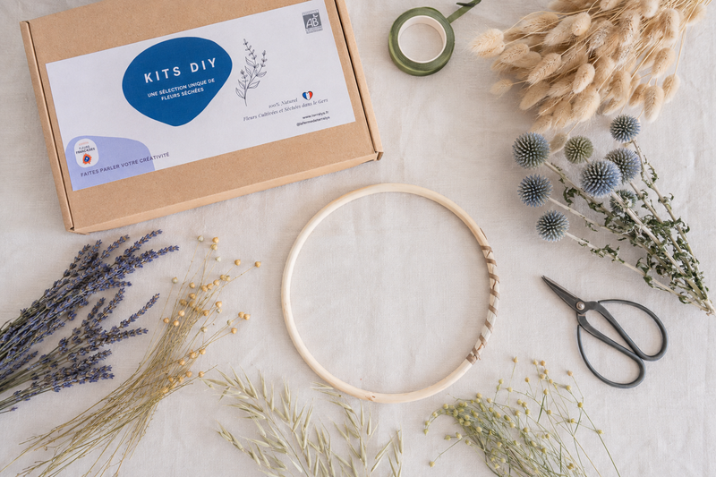 Création d’une couronne DIY avec échinops, lagurus et lin séchés, cercle et ciseaux.