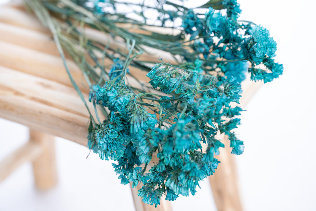 Fleur de statice bleu canard teintée naturellement, issue d’une culture biologique et d’un travail artisanal.