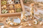 Idées de loisirs créatifs avec des fleurs séchées naturelles Terralya : fiole fleurie avec bouchon en liège, petit pot en verre décoré de fleurs et miroir orné de têtes de fleurs écrues.
