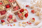 Idées de loisirs créatifs avec des têtes de fleurs séchées rouges Terralya : boule fleurie à suspendre, sachet en organza et petite décoration en céramique ornée de fleurs rouges et naturelles.
