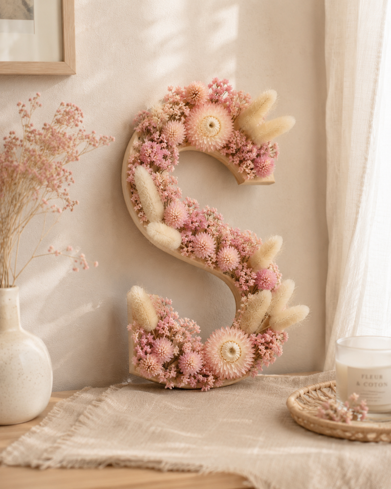Lettre S en bois décorée de fleurs séchées naturelles roses pastel, lagurus et statice, réalisée à la main pour une décoration bohème.
