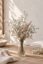 Mini bouquet champêtre de fleurs séchées au limonium tartaricum et fleurs rose pastel en vase