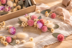 Peigne fleuri réalisé avec le kit DIY Douceur botanique et des fleurs séchées bio Terralya