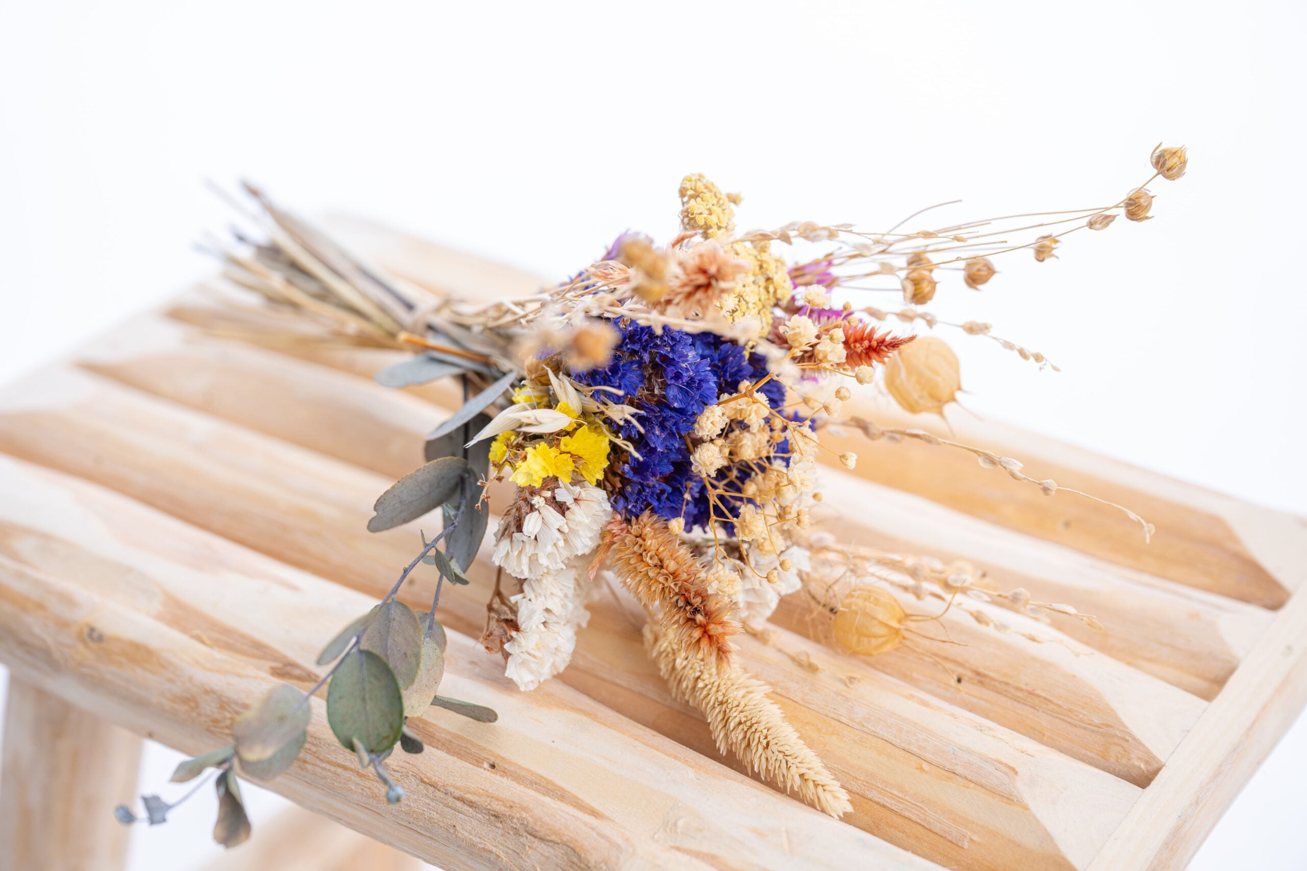 Petit bouquet de fleurs séchées colorées aux tons vifs, composé artisanalement à la ferme Terralya