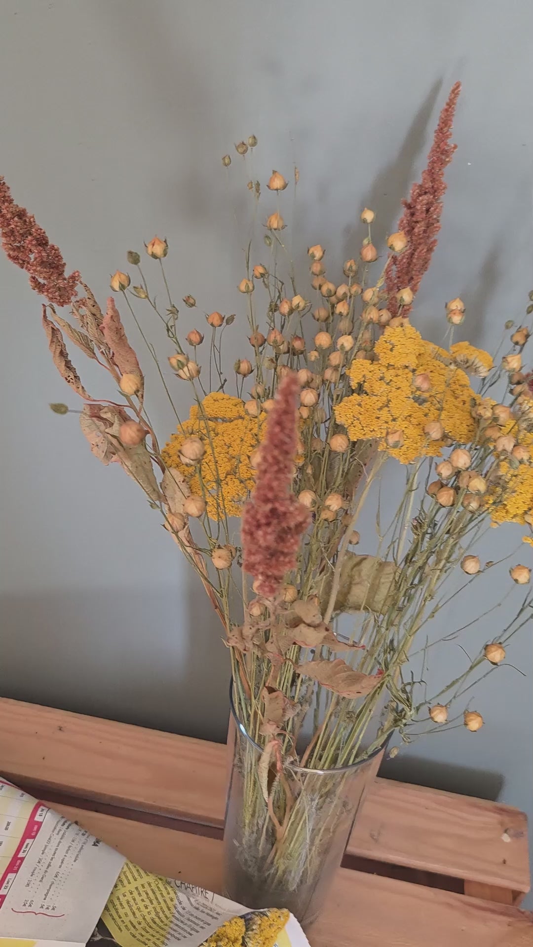 Vidéo présentant une botte composée de fleurs séchées avec achillée jaune, lin et amarante terracotta