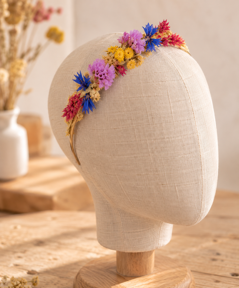 Serre-tête en fleurs séchées Pastel champêtre présenté sur un mannequin