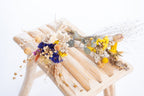 Aperçu de deux petits bouquets de fleurs séchées colorées réalisés artisanalement