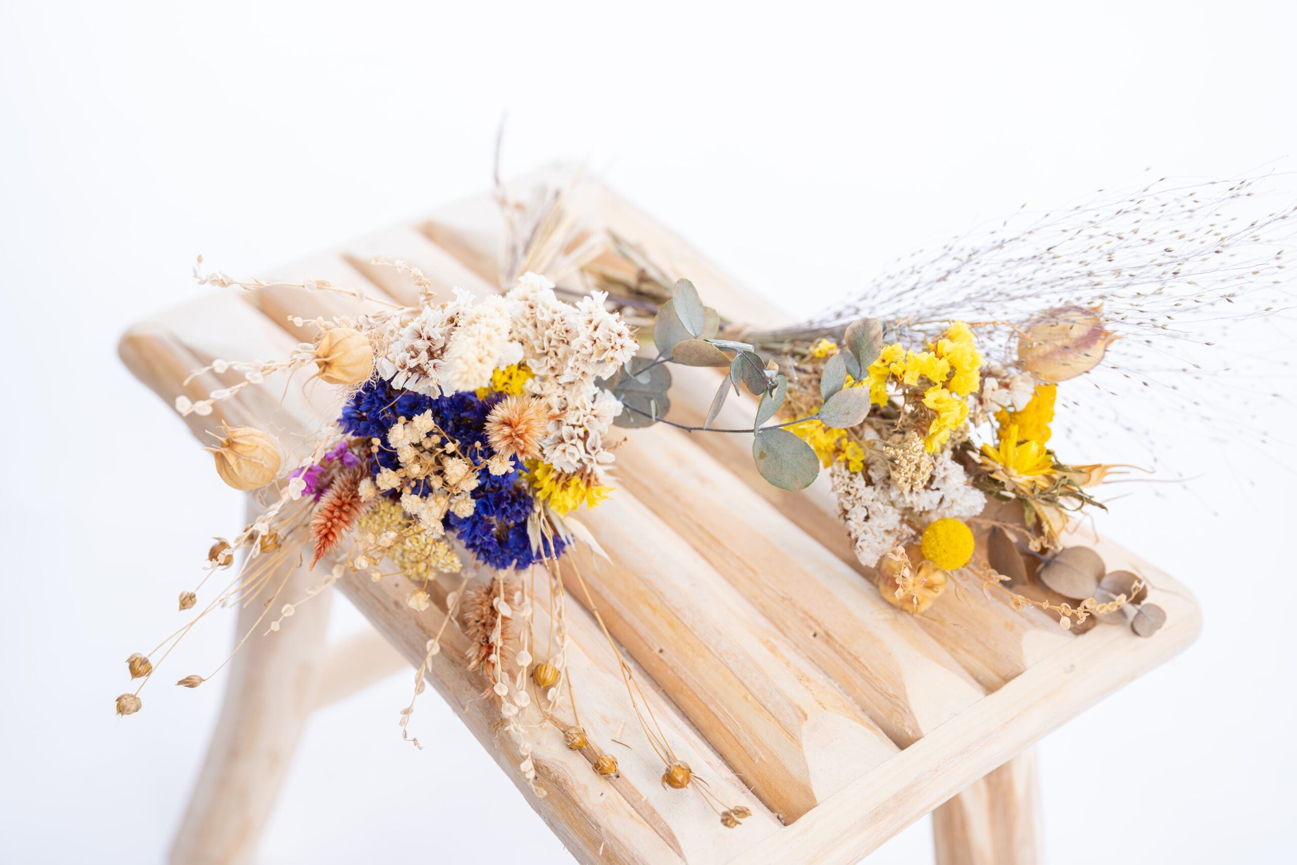 Aperçu de deux petits bouquets de fleurs séchées colorées réalisés artisanalement